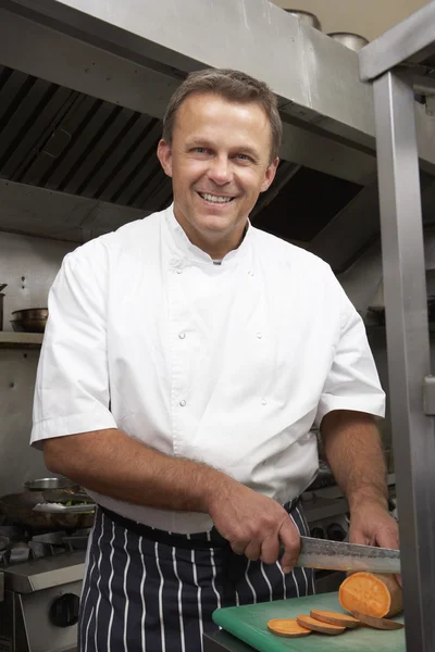 Mužský Šéfkuchař Připravuje Zelenina Kuchyni Restaurace — Stock fotografie