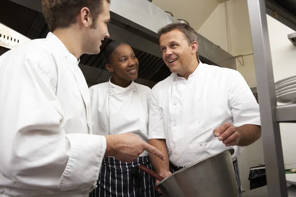 Chef Instruindo Estagiários Cozinha Restaurante — Fotografia de Stock