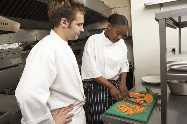 Chef Instructing Trainee Restaurant Kitchen — Stock Photo, Image