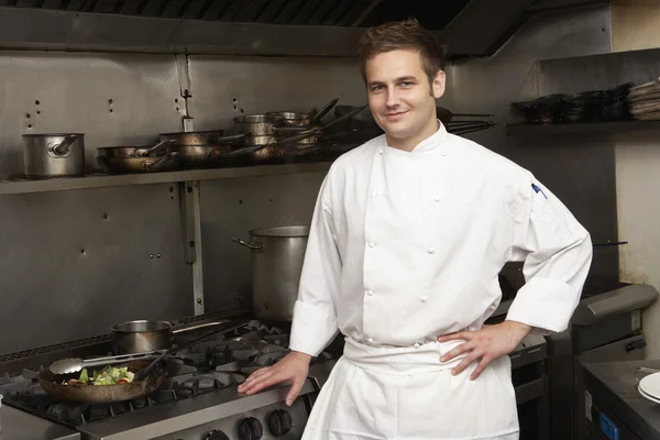 Mannelijke Chef Kok Permanent Naast Fornuis Restaurant Keuken — Stockfoto