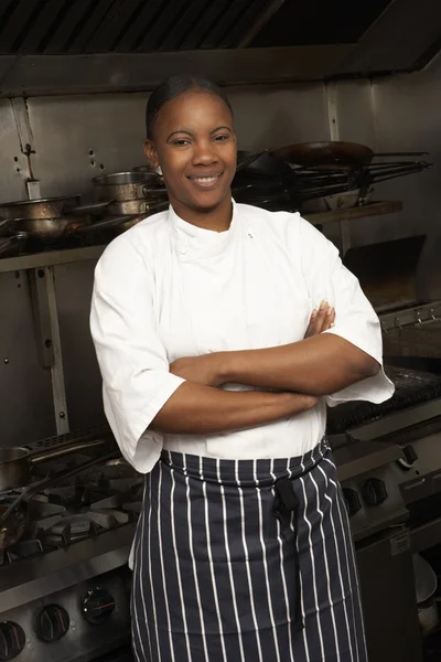 Chef feminino em pé ao lado do fogão na cozinha do restaurante — Fotografia de Stock