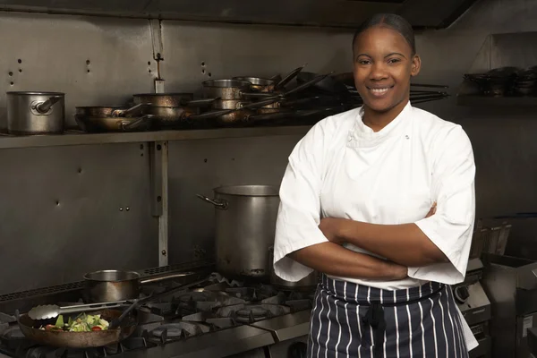 Vrouwelijke Chef Kok Permanent Naast Fornuis Restaurant Keuken — Stockfoto