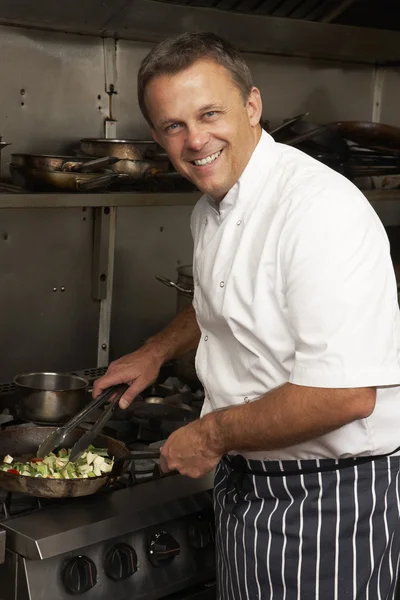 Manliga Kocken Förbereder Måltid Spis Restaurangkök — Stockfoto