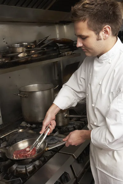 Chef Masculin Préparant Repas Sur Cuisinière Dans Cuisine Restaurant — Photo