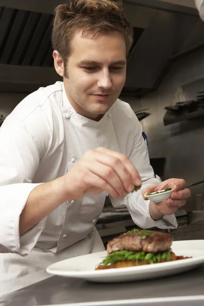 Chef Kruiden Toe Voegen Schotel Restaurant Keuken — Stockfoto
