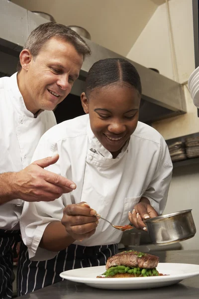 Chef Instruindo Estagiário Cozinha Restaurante — Fotografia de Stock
