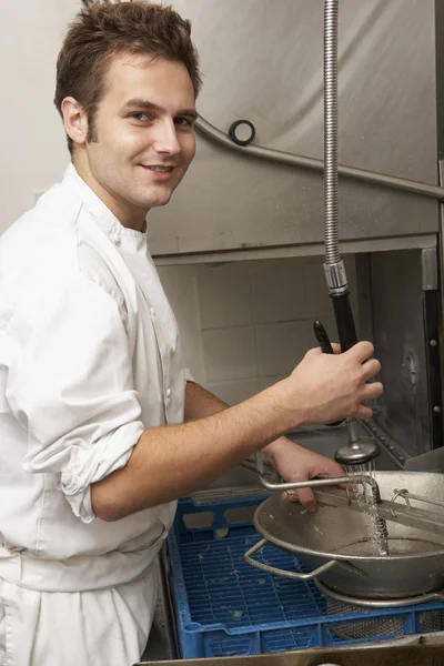 レストランの台所で洗い物台所労働者 — ストック写真