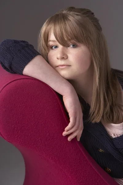 Gondolkodó tizenéves lány pihentető a kanapé longue — Stock Fotó