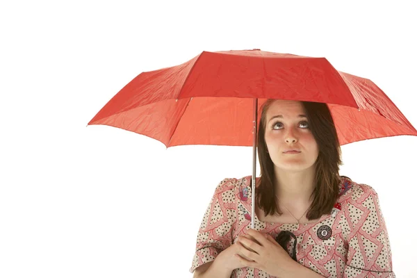 工作室拍摄的站在红伞下的少女 — 图库照片