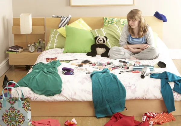 Tienermeisje in onordelijk slaapkamer — Stockfoto