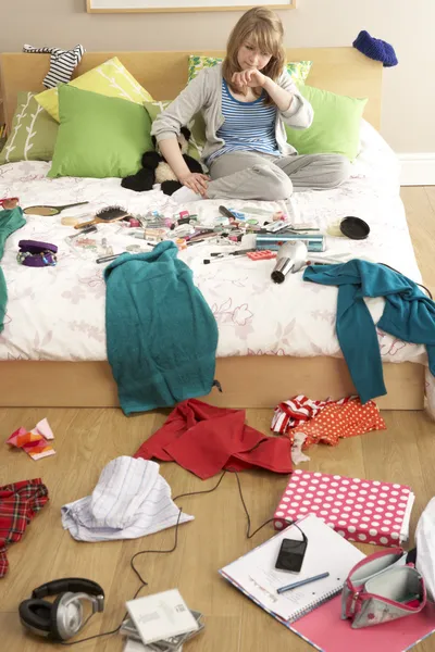 Adolescente Chica Untidy Dormitorio — Foto de Stock