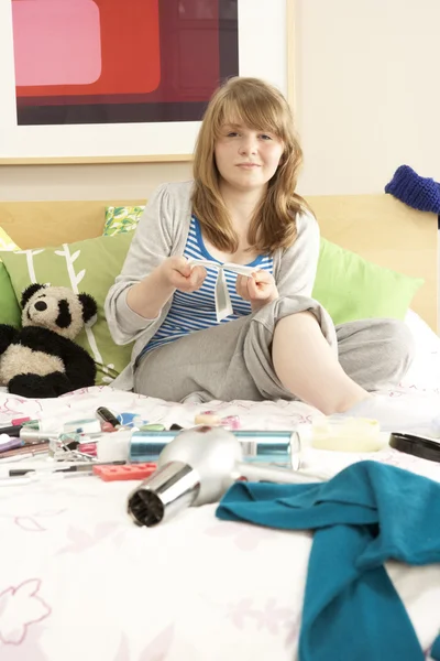 十几岁的女孩在凌乱的卧室里打蜡的腿 — 图库照片