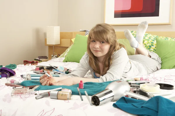 Dospívající dívka v neúhledné ložnice malování nehtů — Stock fotografie