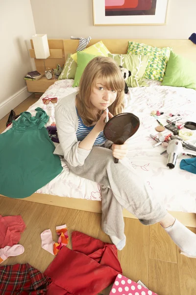 Genç kız koyarak dağınık yatak odasında makyaj — Stok fotoğraf
