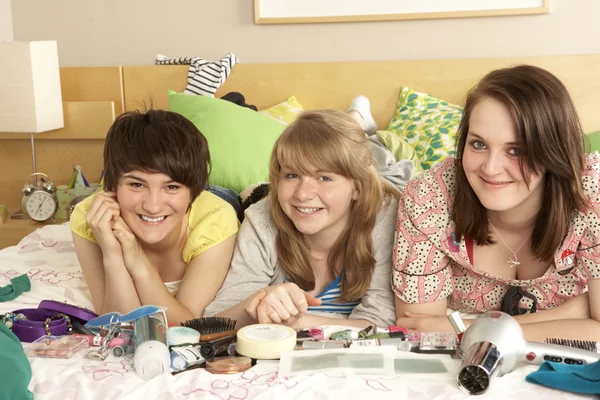 Groep van tienermeisjes in onordelijk slaapkamer — Stockfoto
