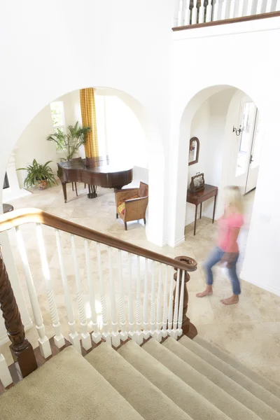 房子内部显示楼梯和抽象的女性形象 — 图库照片