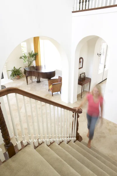 房子内部显示楼梯和抽象的女性形象 — 图库照片