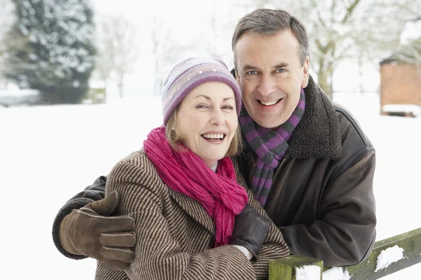 Starší pár, který stál venku v zasněžené krajině — Stock fotografie