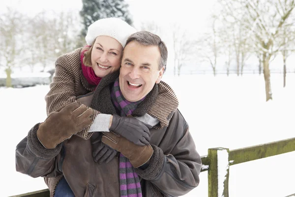 Seniorenpaar Steht Draußen Verschneiter Landschaft — Stockfoto
