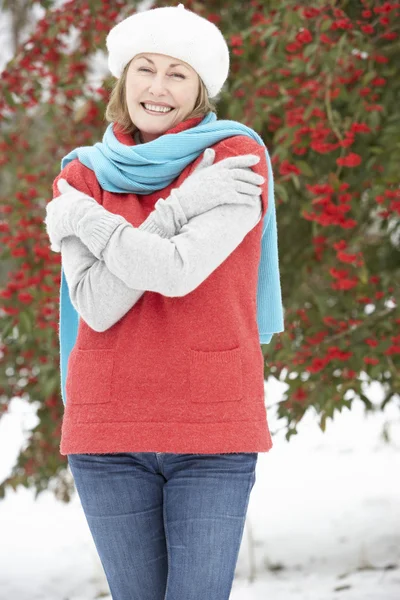 Senior mulher de pé fora em paisagem nevada — Fotografia de Stock