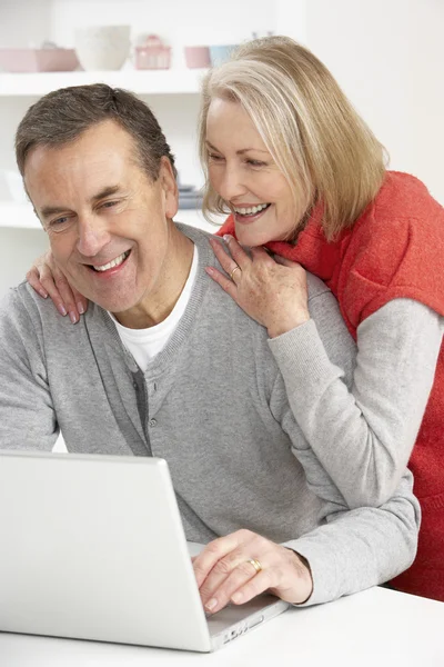 Senior Paar Met Laptop Thuis — Stockfoto