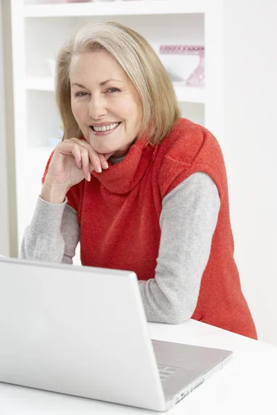 Senior Kvinna Som Använder Laptop Hemma — Stockfoto