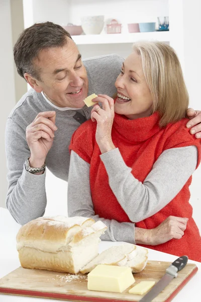 年配のカップルの台所で作るサンドイッチ — ストック写真