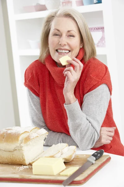 Seniorin macht Sandwich in Küche — Stockfoto