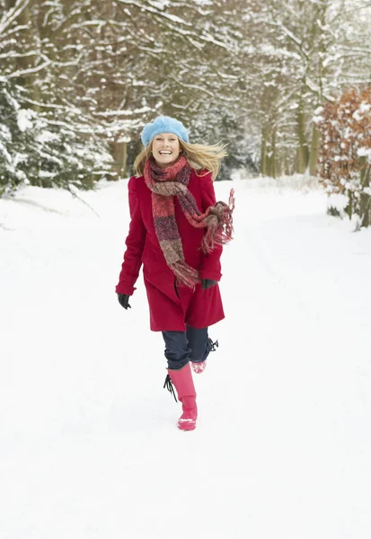 Kvinnan Promenader Genom Snöiga Skogsmark — Stockfoto