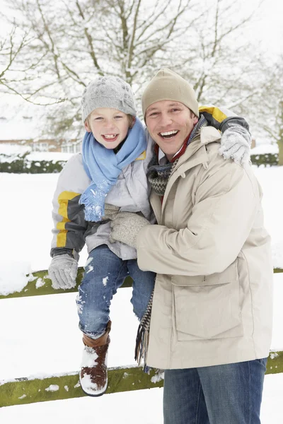 Πατέρας Και Γιος Που Στέκεται Έξω Από Χιονισμένο Τοπίο — Φωτογραφία Αρχείου
