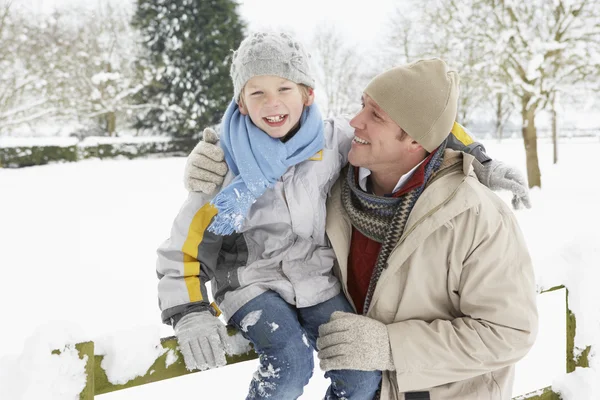 父と息子の雪に覆われた風景の中の外に立って — ストック写真