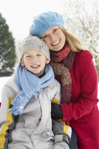 母亲和儿子站在外面 在雪白的风景 — 图库照片