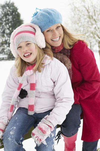 Мати і дочка, стоячи зовні сніжний пейзаж — стокове фото