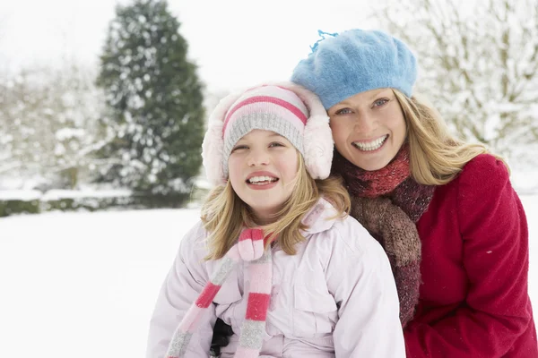 母亲和女儿站在外面 在雪白的风景 — 图库照片