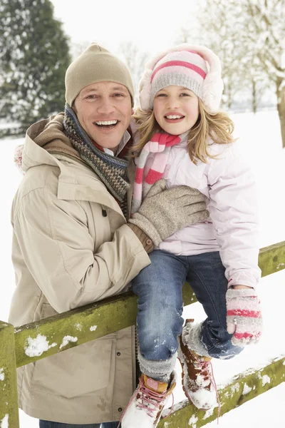 Πατέρας Και Κόρη Στέκεται Έξω Από Χιονισμένο Τοπίο — Φωτογραφία Αρχείου