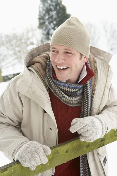 Człowiek stojący poza śnieżny krajobraz — Zdjęcie stockowe