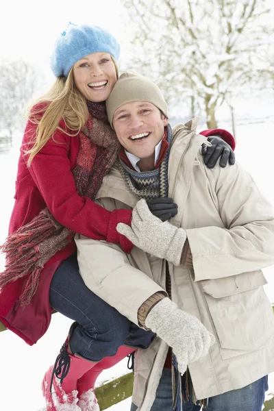 Paar steht draußen in verschneiter Landschaft — Stockfoto
