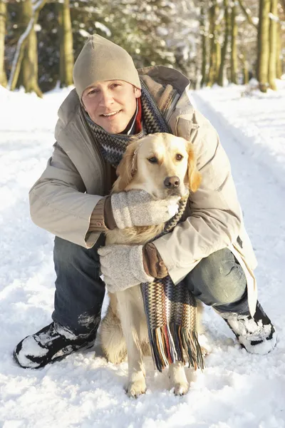 Mann Läuft Hund Durch Verschneiten Wald — Stockfoto