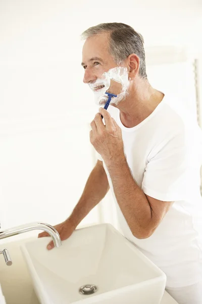 Starší muž, holení — Stock fotografie
