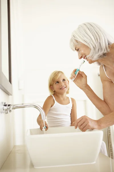 Avó escovando os dentes — Fotografia de Stock