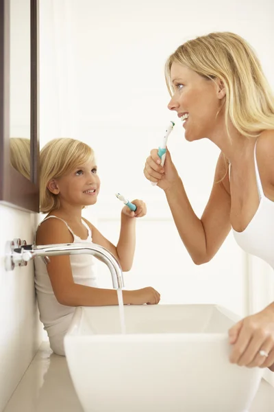 Βουρτσίζετε Δόντια Στο Μπάνιο Μαζί — Φωτογραφία Αρχείου