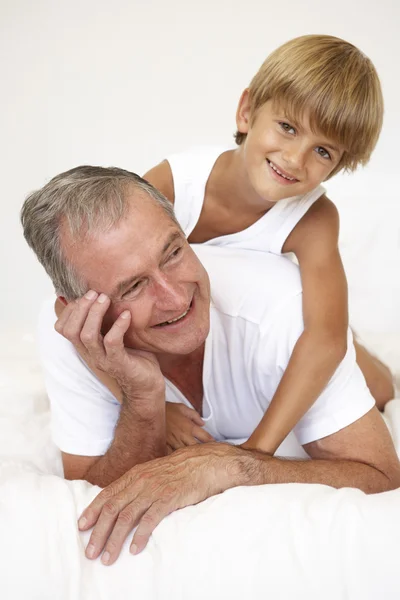 孫とベッドの上 — ストック写真