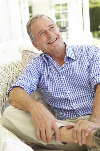 Portrét starší muže, relaxační — Stock fotografie