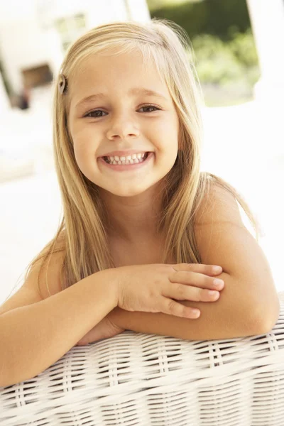 Porträt eines jungen Mädchens entspannt — Stockfoto