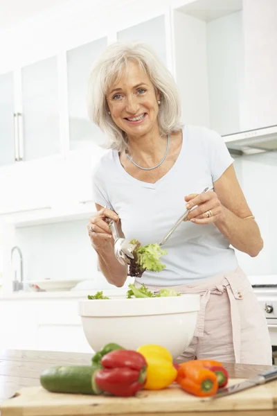 Äldre kvinna förbereda sallad — Stockfoto