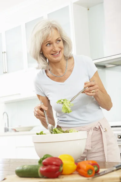 Starszy kobieta przygotowanie sałatka — Zdjęcie stockowe