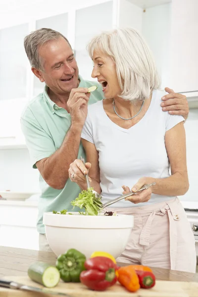 Senior Couple Preparing Salad — Stock Photo, Image