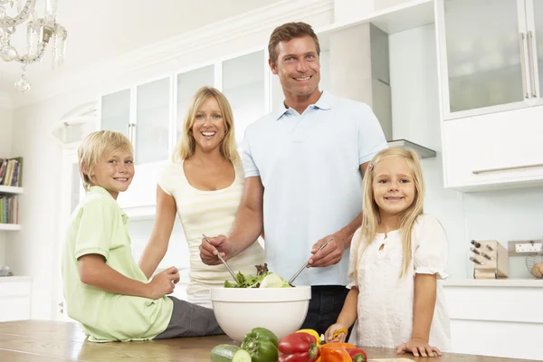Familjen förbereda sallad i — Stockfoto