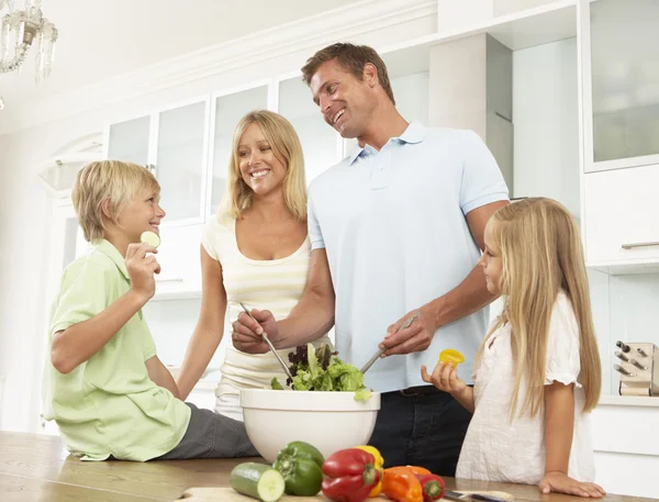 Família preparando salada em — Fotografia de Stock