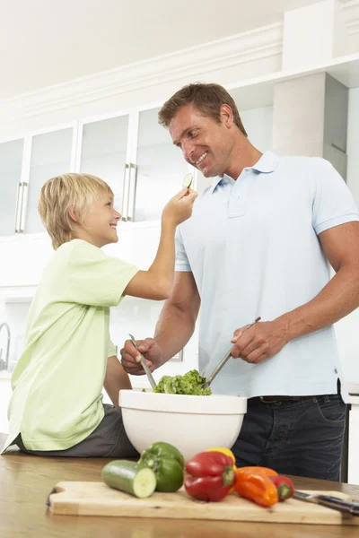 Vader & zoon voorbereiding salade — Stockfoto